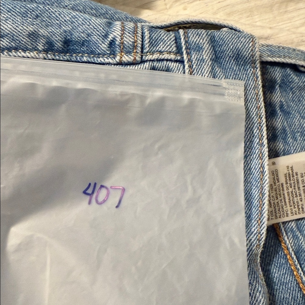 Levi's 501® Women's High Rise Jean Shorts Light Wash Denim Distressed Size 33 - Picture 8 of 8